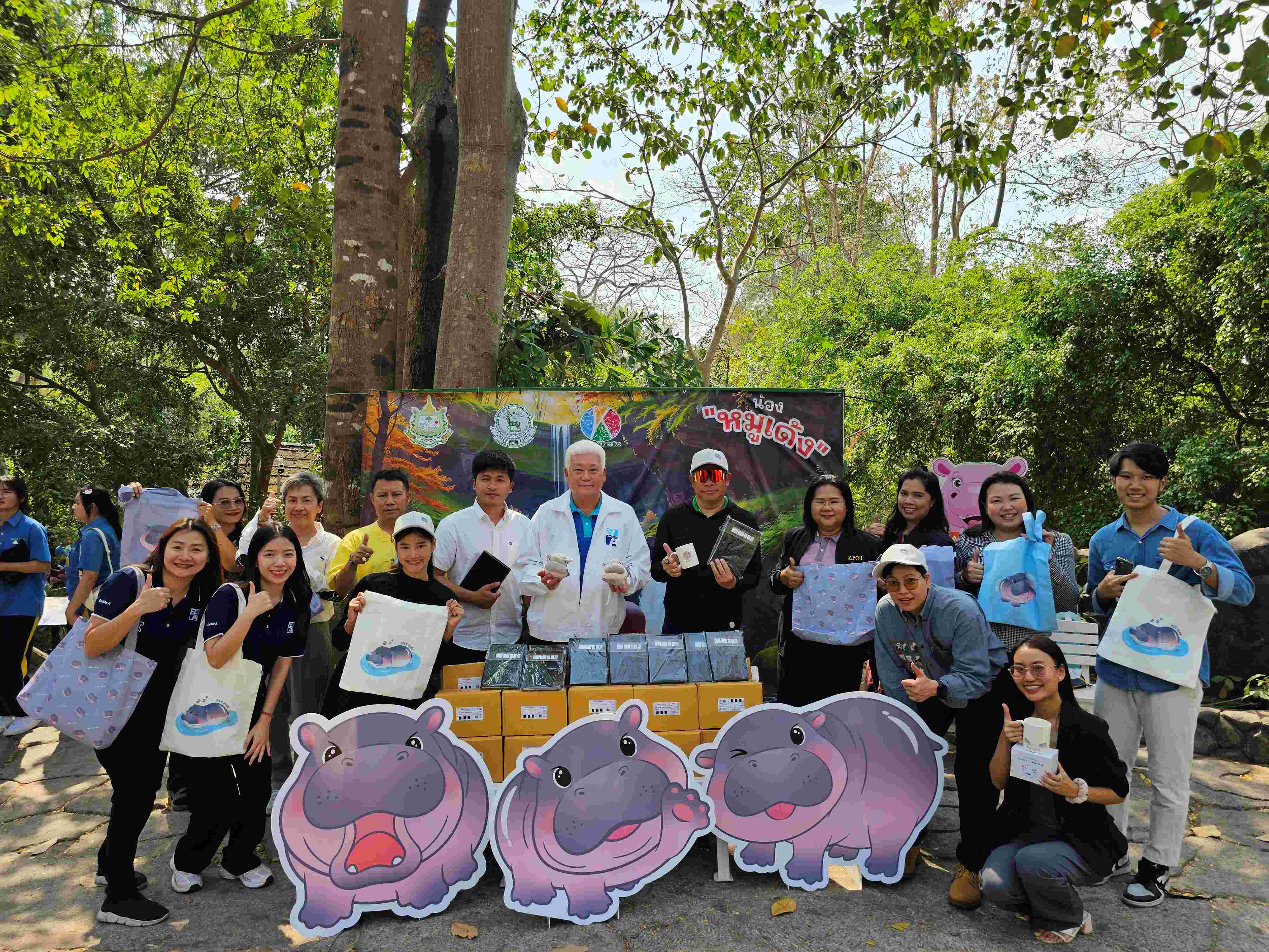 ดั๊บเบิ้ล เอ มอบผลิตภัณฑ์ Double A x MOO DENG เพื่อโครงการ